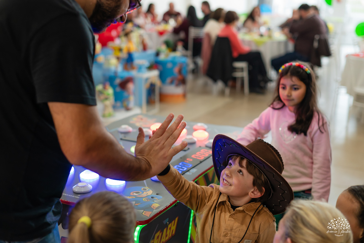 fotografia de aniversário infantil - fotógrafo em Pelotas - xerife Toy Story - fotografia espontânea - fotos de crianças - registros de infância - ensaio infantil - festa no Loly Pop - Antonio Rocha Fotografias – Forky – Garfinho Toy Story - Buzz - Rex