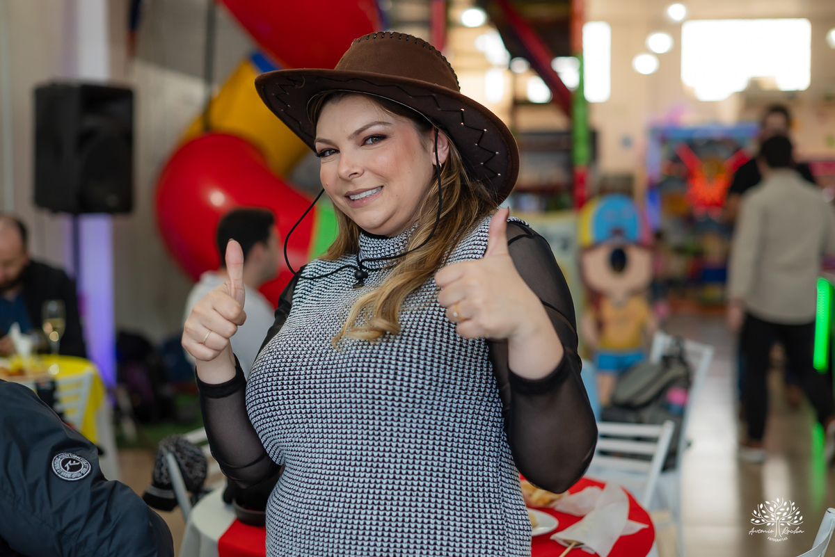 fotografia de aniversário infantil - fotógrafo em Pelotas - xerife Toy Story - fotografia espontânea - fotos de crianças - registros de infância - ensaio infantil - festa no Loly Pop - Antonio Rocha Fotografias – Forky – Garfinho Toy Story - Buzz - Rex