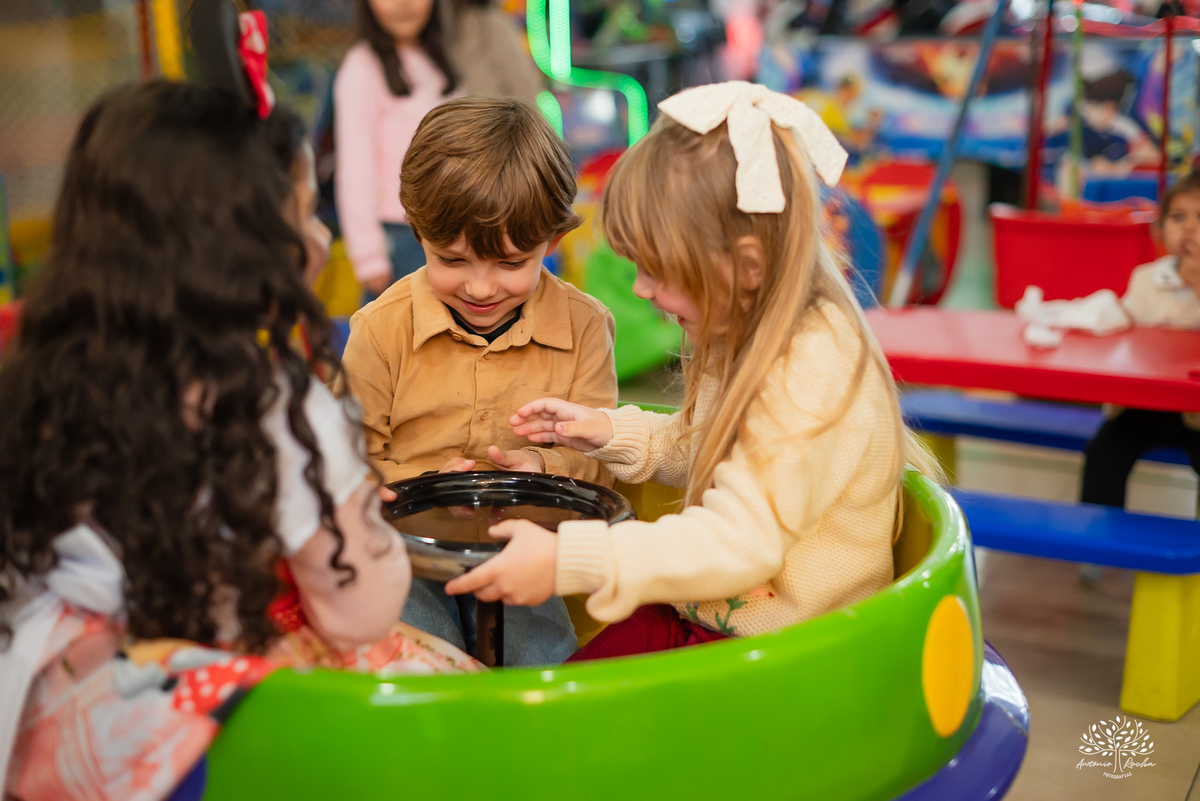 fotografia de aniversário infantil - fotógrafo em Pelotas - xerife Toy Story - fotografia espontânea - fotos de crianças - registros de infância - ensaio infantil - festa no Loly Pop - Antonio Rocha Fotografias – Forky – Garfinho Toy Story - Buzz - Rex