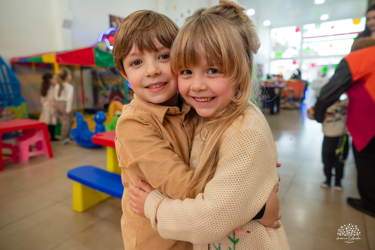 fotografia de aniversário infantil - fotógrafo em Pelotas - xerife Toy Story - fotografia espontânea - fotos de crianças - registros de infância - ensaio infantil - festa no Loly Pop - Antonio Rocha Fotografias – Forky – Garfinho Toy Story - Buzz - Rex