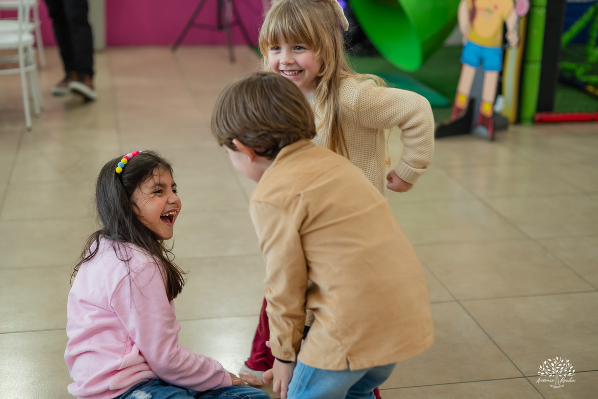 fotografia de aniversário infantil - fotógrafo em Pelotas - xerife Toy Story - fotografia espontânea - fotos de crianças - registros de infância - ensaio infantil - festa no Loly Pop - Antonio Rocha Fotografias – Forky – Garfinho Toy Story - Buzz - Rex