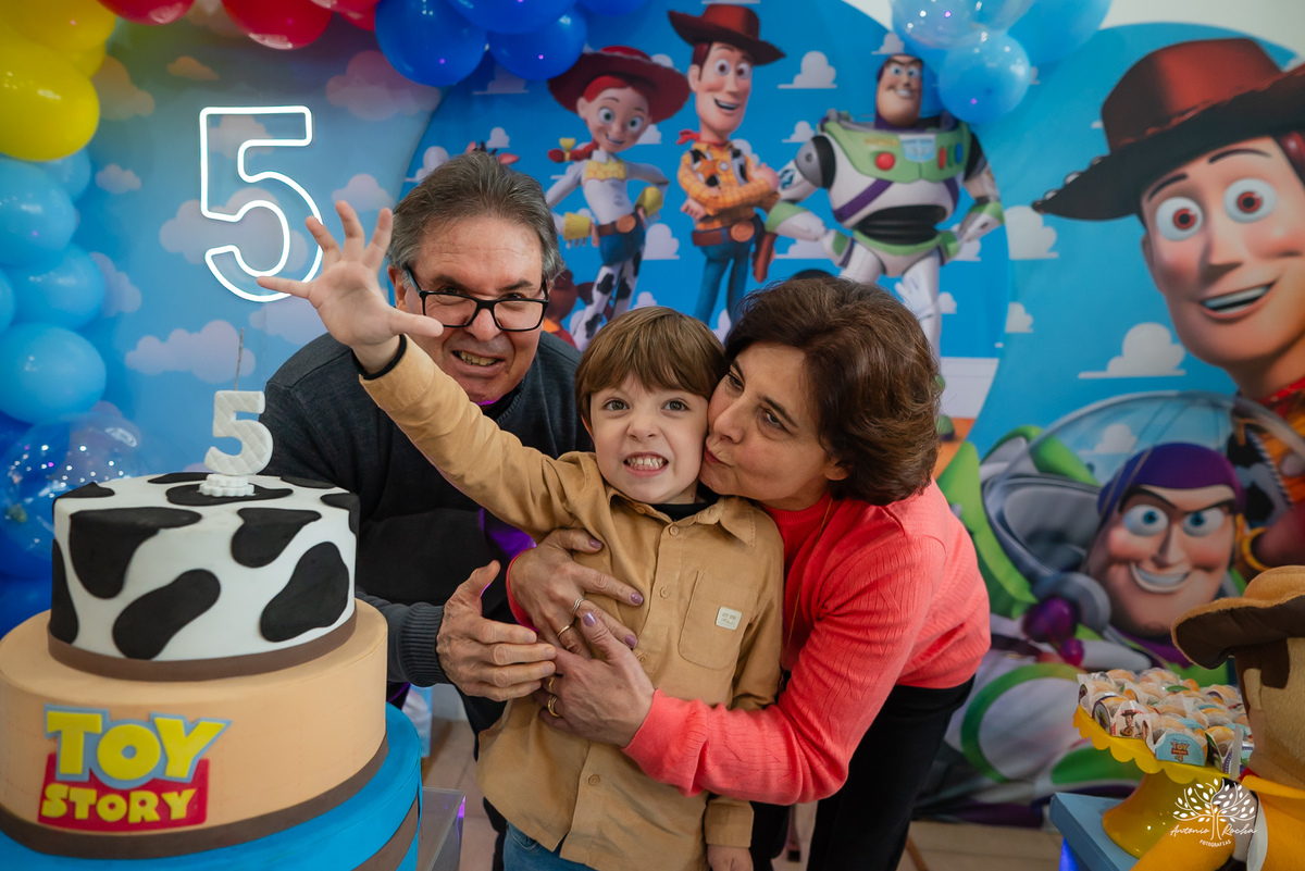 fotografia de aniversário infantil - fotógrafo em Pelotas - xerife Toy Story - fotografia espontânea - fotos de crianças - registros de infância - ensaio infantil - festa no Loly Pop - Antonio Rocha Fotografias – Forky – Garfinho Toy Story - Buzz - Rex