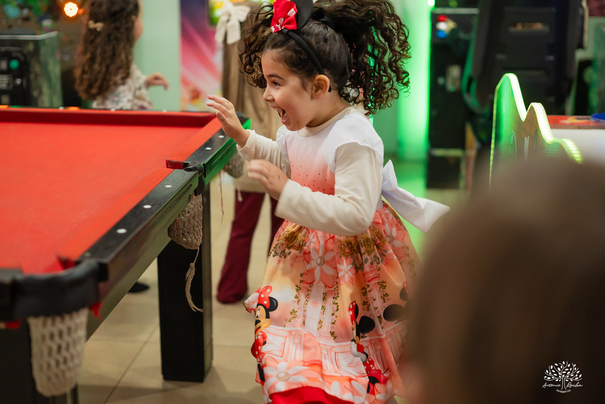 fotografia de aniversário infantil - fotógrafo em Pelotas - xerife Toy Story - fotografia espontânea - fotos de crianças - registros de infância - ensaio infantil - festa no Loly Pop - Antonio Rocha Fotografias – Forky – Garfinho Toy Story - Buzz - Rex