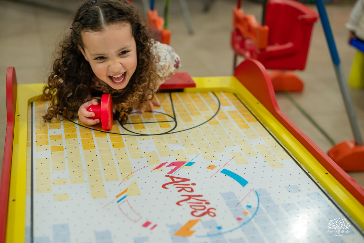 fotografia de aniversário infantil - fotógrafo em Pelotas - xerife Toy Story - fotografia espontânea - fotos de crianças - registros de infância - ensaio infantil - festa no Loly Pop - Antonio Rocha Fotografias – Forky – Garfinho Toy Story - Buzz - Rex