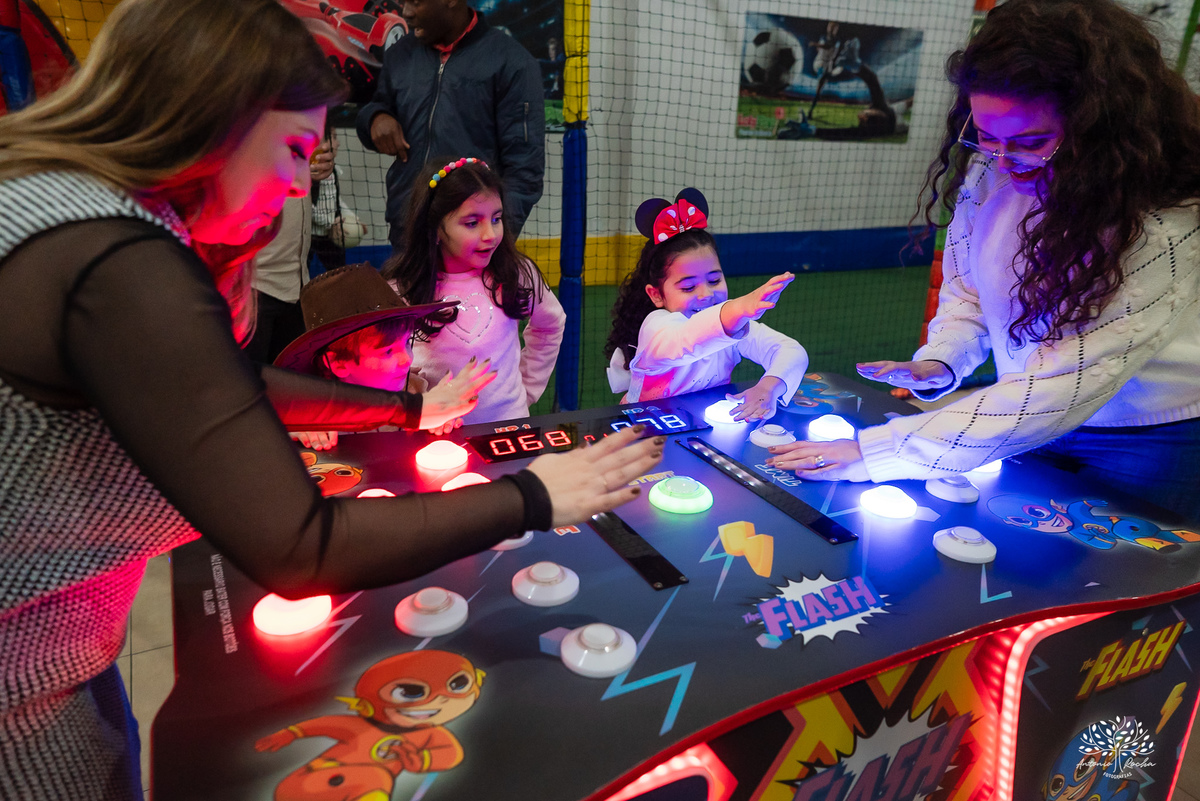 fotografia de aniversário infantil - fotógrafo em Pelotas - xerife Toy Story - fotografia espontânea - fotos de crianças - registros de infância - ensaio infantil - festa no Loly Pop - Antonio Rocha Fotografias – Forky – Garfinho Toy Story - Buzz - Rex