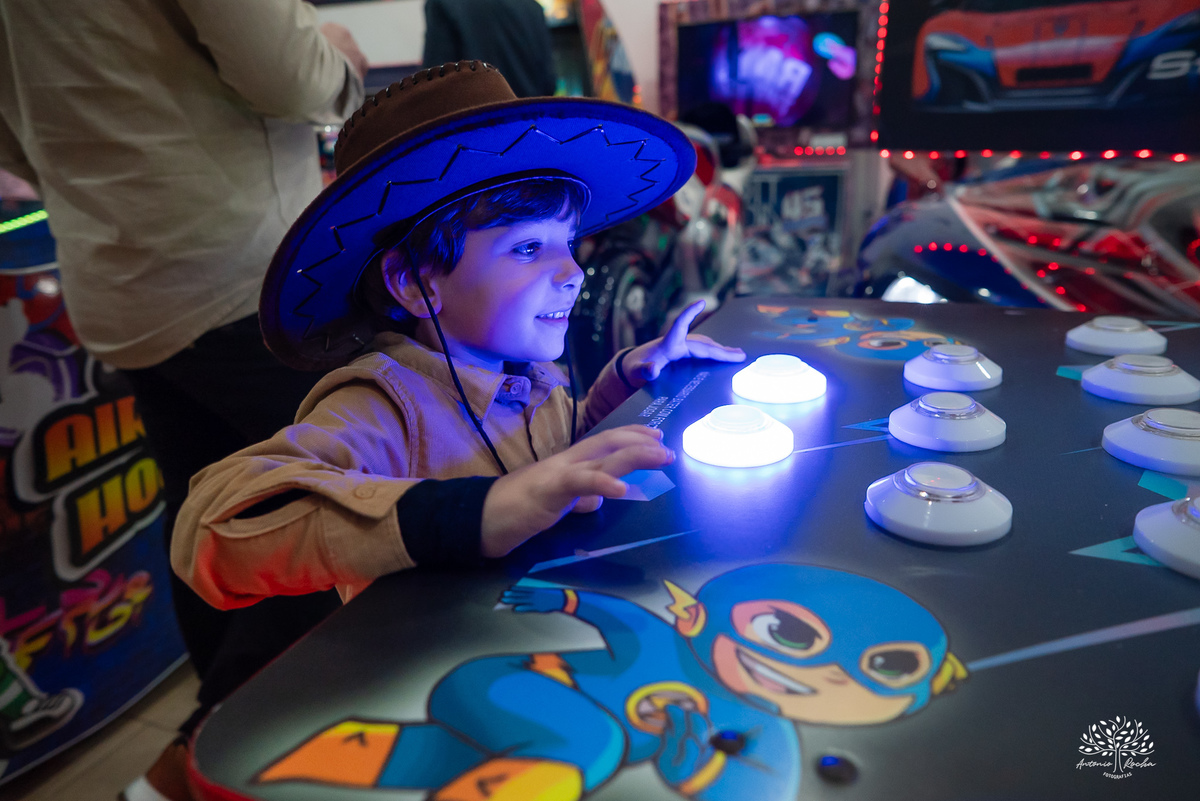 fotografia de aniversário infantil - fotógrafo em Pelotas - xerife Toy Story - fotografia espontânea - fotos de crianças - registros de infância - ensaio infantil - festa no Loly Pop - Antonio Rocha Fotografias – Forky – Garfinho Toy Story - Buzz - Rex