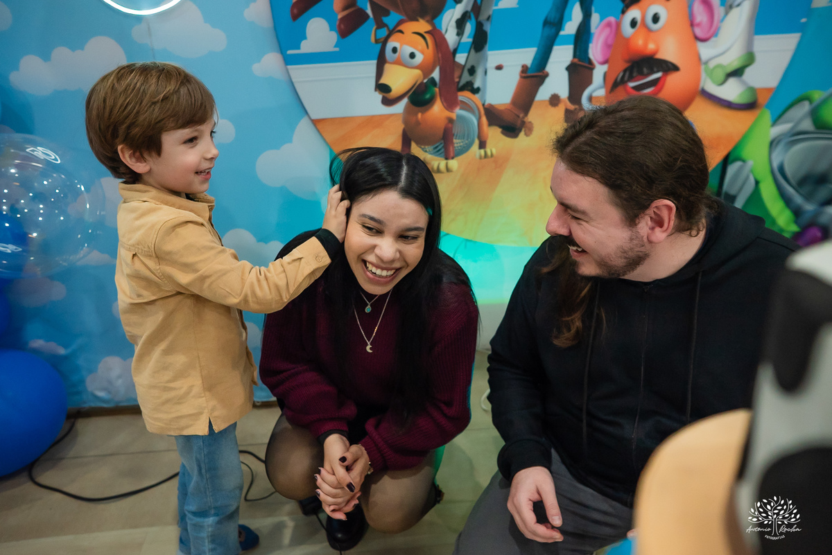 fotografia de aniversário infantil - fotógrafo em Pelotas - xerife Toy Story - fotografia espontânea - fotos de crianças - registros de infância - ensaio infantil - festa no Loly Pop - Antonio Rocha Fotografias – Forky – Garfinho Toy Story - Buzz - Rex