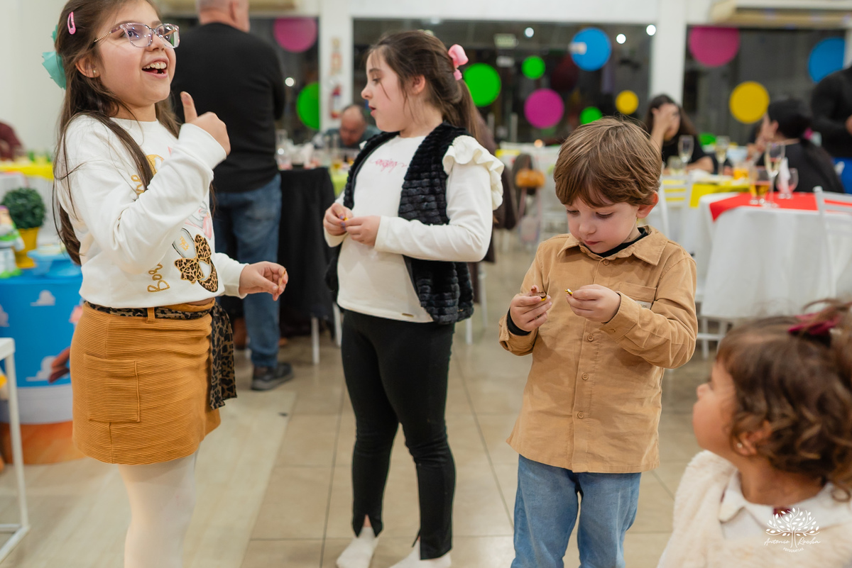 fotografia de aniversário infantil - fotógrafo em Pelotas - xerife Toy Story - fotografia espontânea - fotos de crianças - registros de infância - ensaio infantil - festa no Loly Pop - Antonio Rocha Fotografias – Forky – Garfinho Toy Story - Buzz - Rex