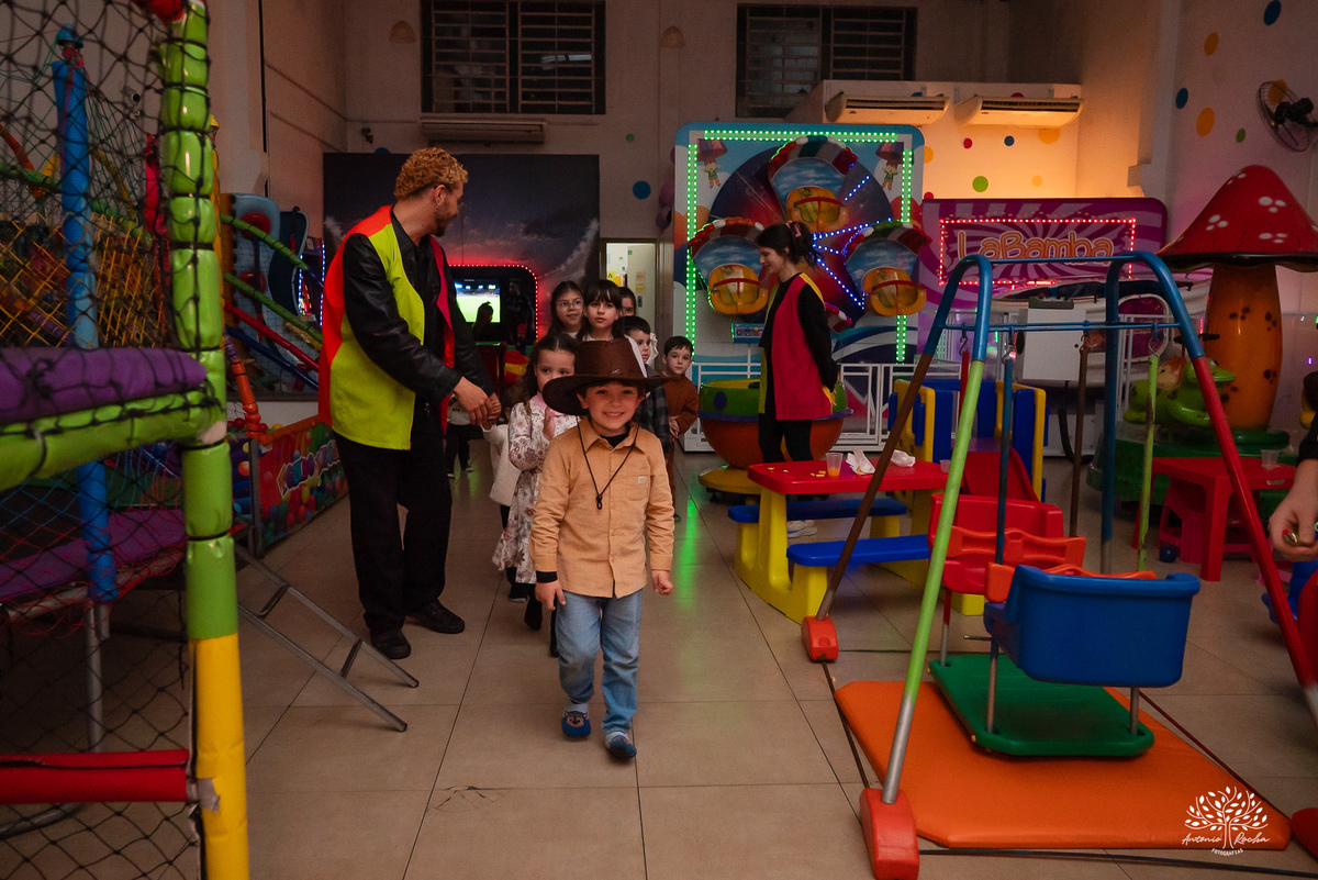 fotografia de aniversário infantil - fotógrafo em Pelotas - xerife Toy Story - fotografia espontânea - fotos de crianças - registros de infância - ensaio infantil - festa no Loly Pop - Antonio Rocha Fotografias – Forky – Garfinho Toy Story - Buzz - Rex