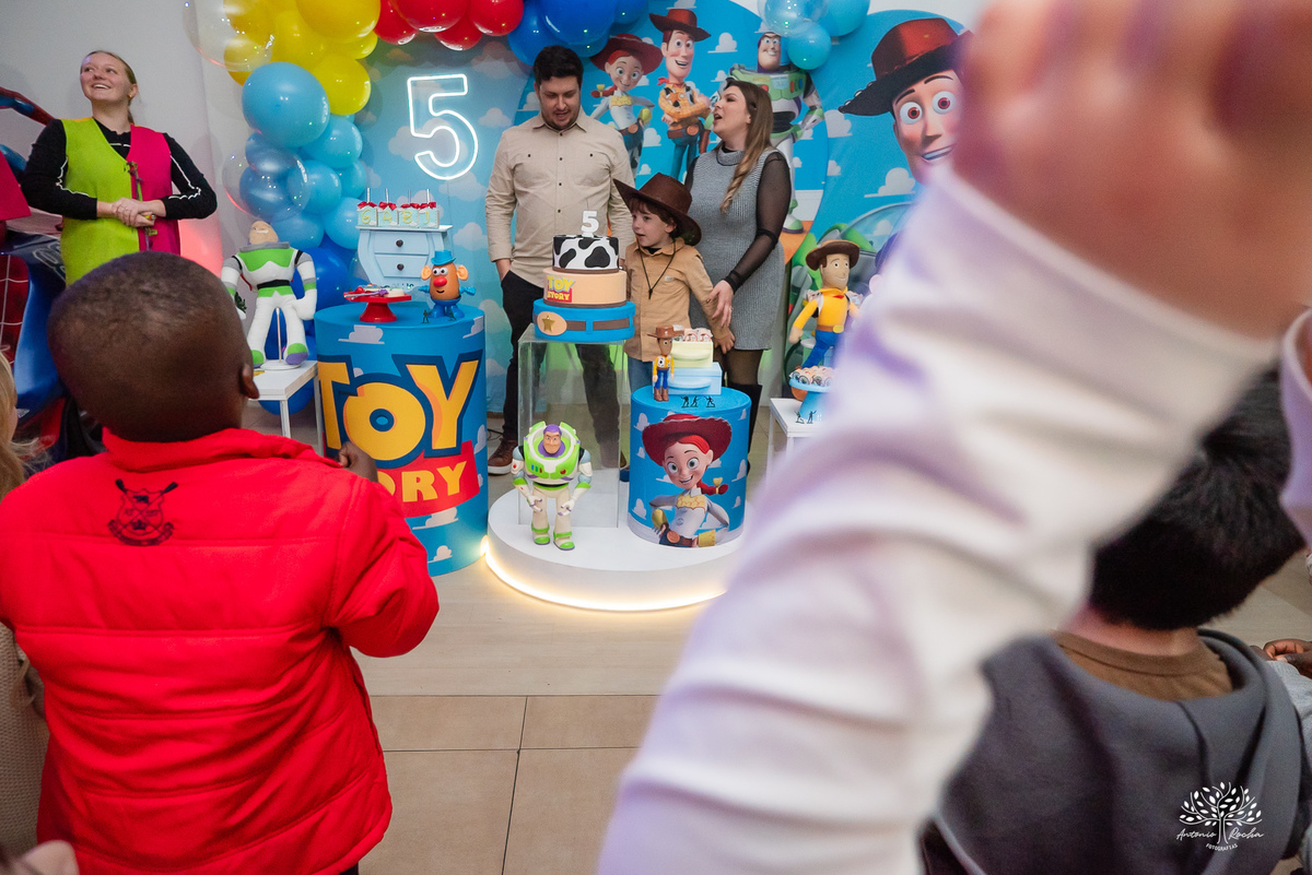 fotografia de aniversário infantil - fotógrafo em Pelotas - xerife Toy Story - fotografia espontânea - fotos de crianças - registros de infância - ensaio infantil - festa no Loly Pop - Antonio Rocha Fotografias – Forky – Garfinho Toy Story - Buzz - Rex