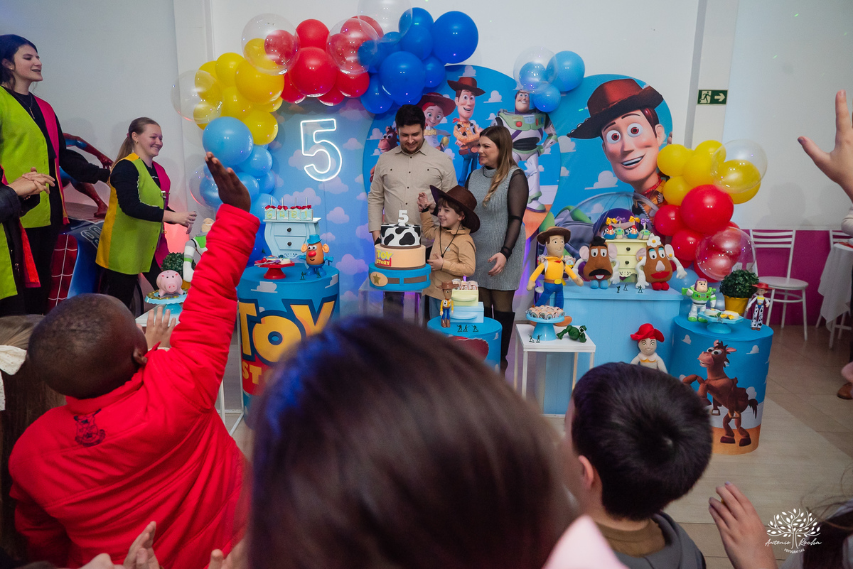 fotografia de aniversário infantil - fotógrafo em Pelotas - xerife Toy Story - fotografia espontânea - fotos de crianças - registros de infância - ensaio infantil - festa no Loly Pop - Antonio Rocha Fotografias – Forky – Garfinho Toy Story - Buzz - Rex