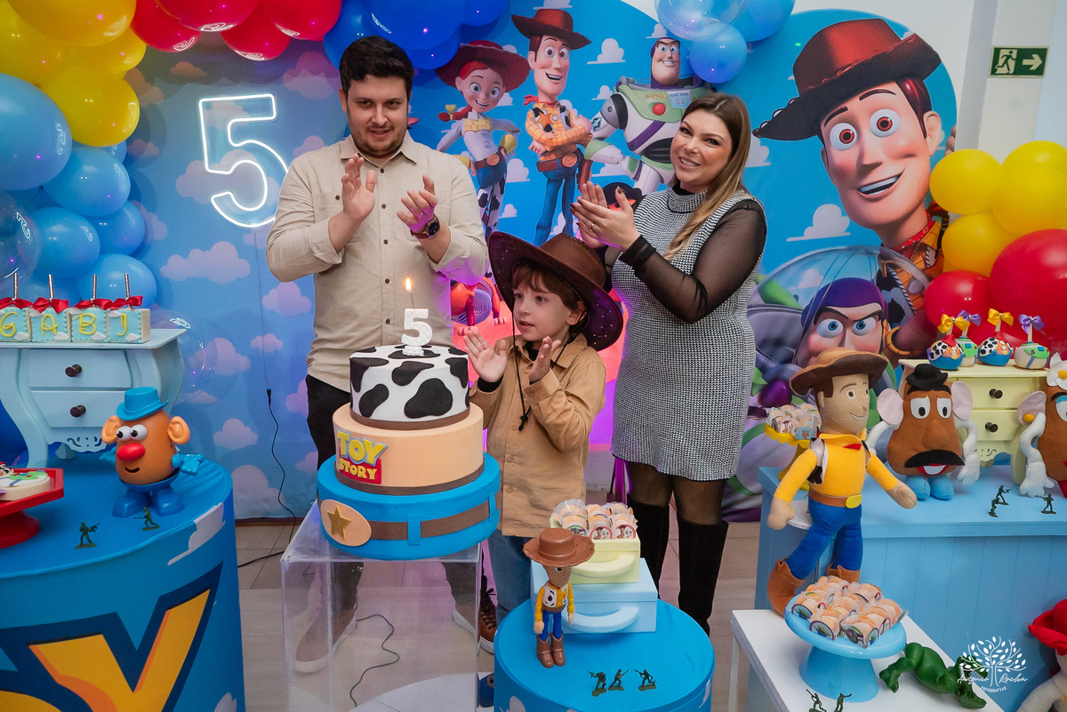 fotografia de aniversário infantil - fotógrafo em Pelotas - xerife Toy Story - fotografia espontânea - fotos de crianças - registros de infância - ensaio infantil - festa no Loly Pop - Antonio Rocha Fotografias – Forky – Garfinho Toy Story - Buzz - Rex