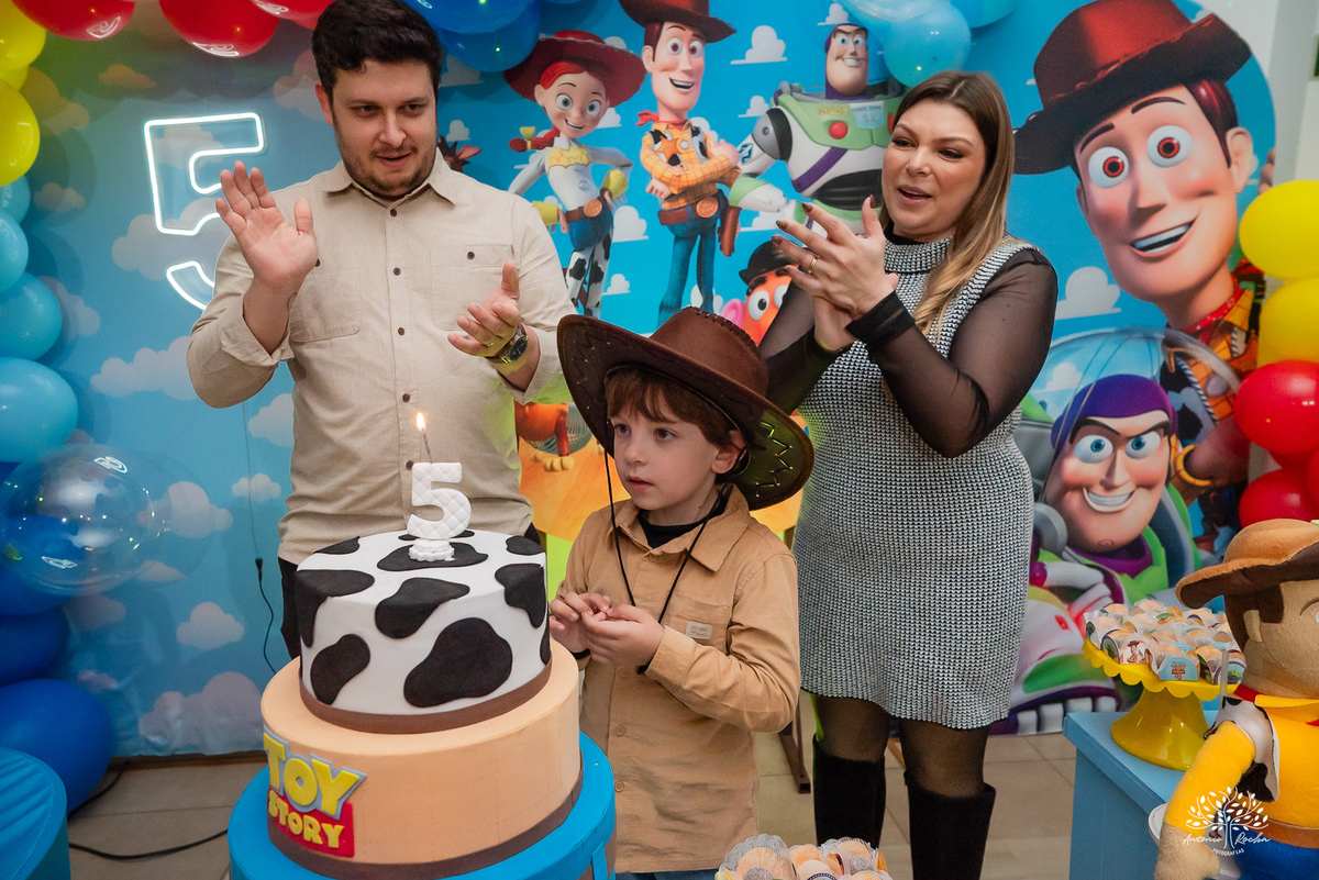 fotografia de aniversário infantil - fotógrafo em Pelotas - xerife Toy Story - fotografia espontânea - fotos de crianças - registros de infância - ensaio infantil - festa no Loly Pop - Antonio Rocha Fotografias – Forky – Garfinho Toy Story - Buzz - Rex