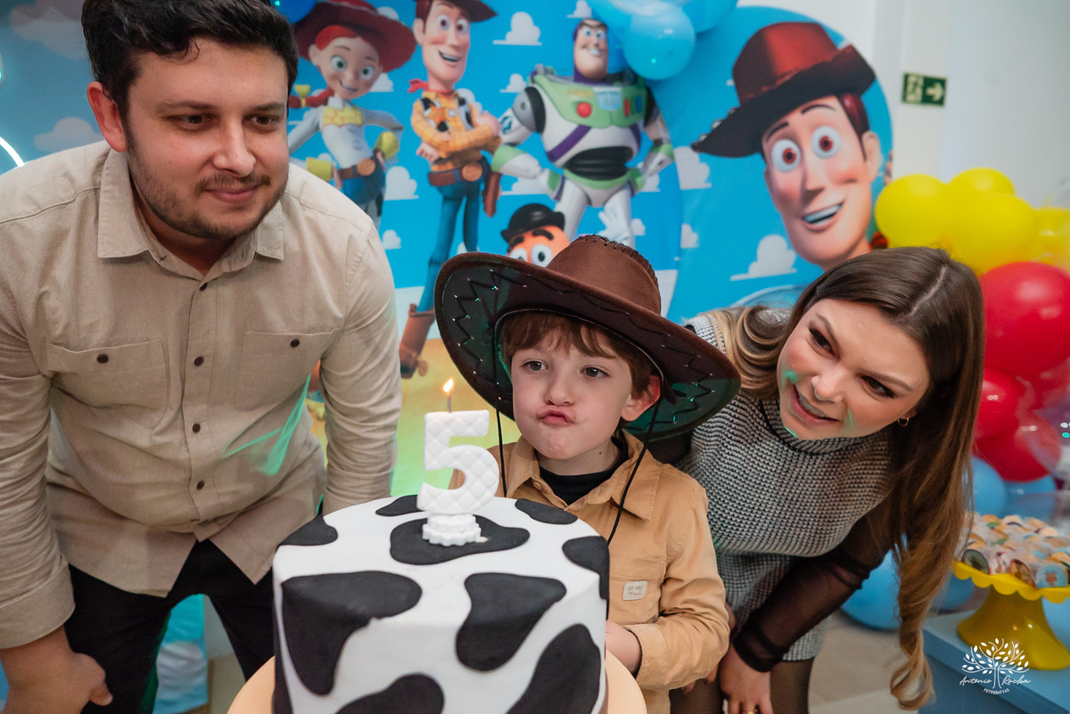fotografia de aniversário infantil - fotógrafo em Pelotas - xerife Toy Story - fotografia espontânea - fotos de crianças - registros de infância - ensaio infantil - festa no Loly Pop - Antonio Rocha Fotografias – Forky – Garfinho Toy Story - Buzz - Rex