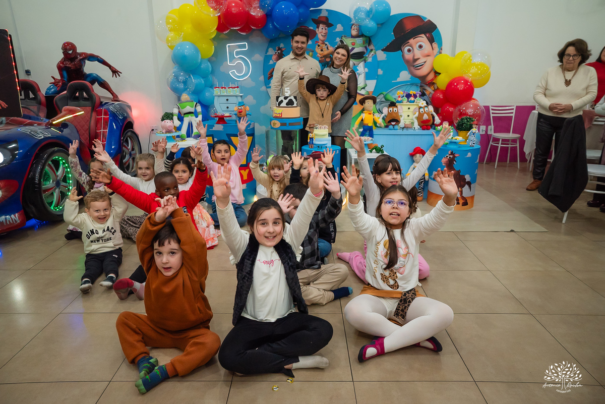 fotografia de aniversário infantil - fotógrafo em Pelotas - xerife Toy Story - fotografia espontânea - fotos de crianças - registros de infância - ensaio infantil - festa no Loly Pop - Antonio Rocha Fotografias – Forky – Garfinho Toy Story - Buzz - Rex