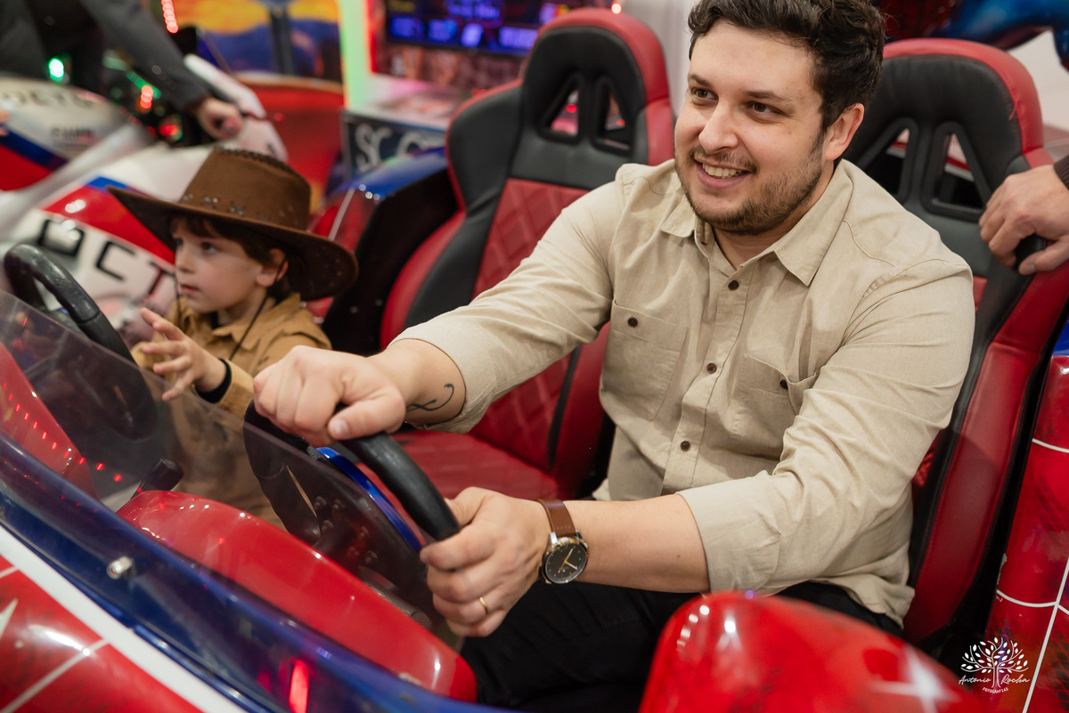 fotografia de aniversário infantil - fotógrafo em Pelotas - xerife Toy Story - fotografia espontânea - fotos de crianças - registros de infância - ensaio infantil - festa no Loly Pop - Antonio Rocha Fotografias – Forky – Garfinho Toy Story - Buzz - Rex
