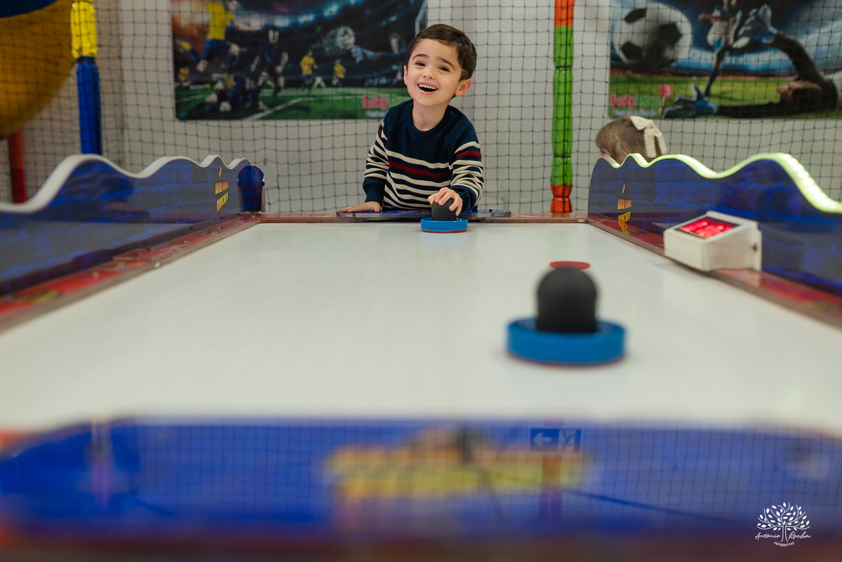 fotografia de aniversário infantil - fotógrafo em Pelotas - xerife Toy Story - fotografia espontânea - fotos de crianças - registros de infância - ensaio infantil - festa no Loly Pop - Antonio Rocha Fotografias – Forky – Garfinho Toy Story - Buzz - Rex