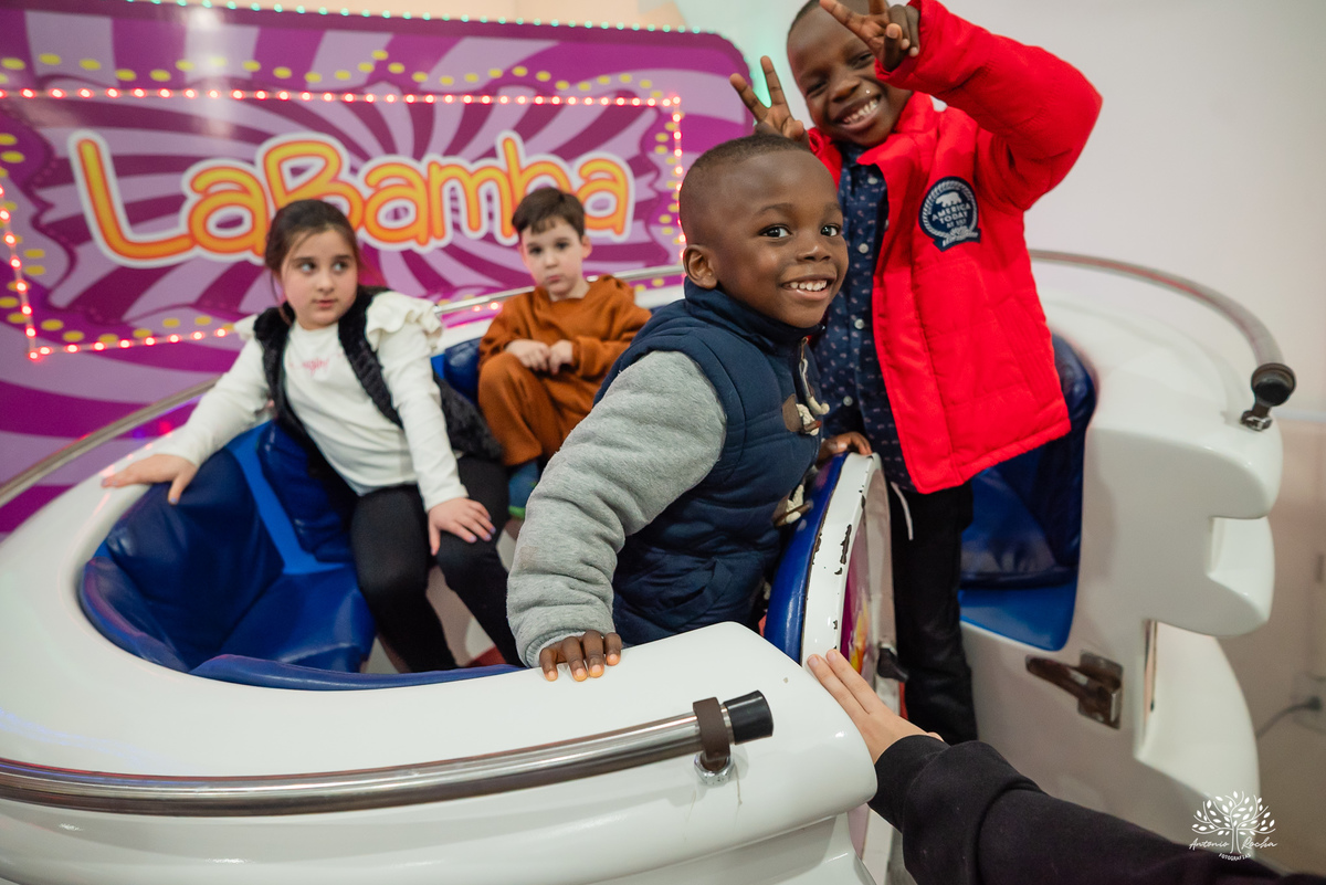 fotografia de aniversário infantil - fotógrafo em Pelotas - xerife Toy Story - fotografia espontânea - fotos de crianças - registros de infância - ensaio infantil - festa no Loly Pop - Antonio Rocha Fotografias – Forky – Garfinho Toy Story - Buzz - Rex