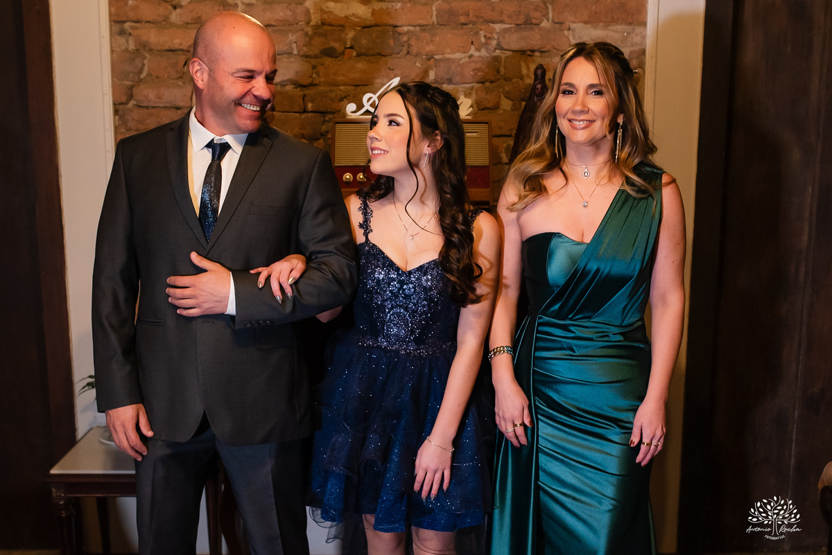 cliques 15 anos - festa de debutante - ensaio pré-festa - Quinta Dom Manuel - Essence Beauty - valsa com o pai - dança com as amigas - pista de dança - confetes coloridos - parabéns 15 anos - fotografia de debutante - Antonio Rocha Fotografias - Pelotas