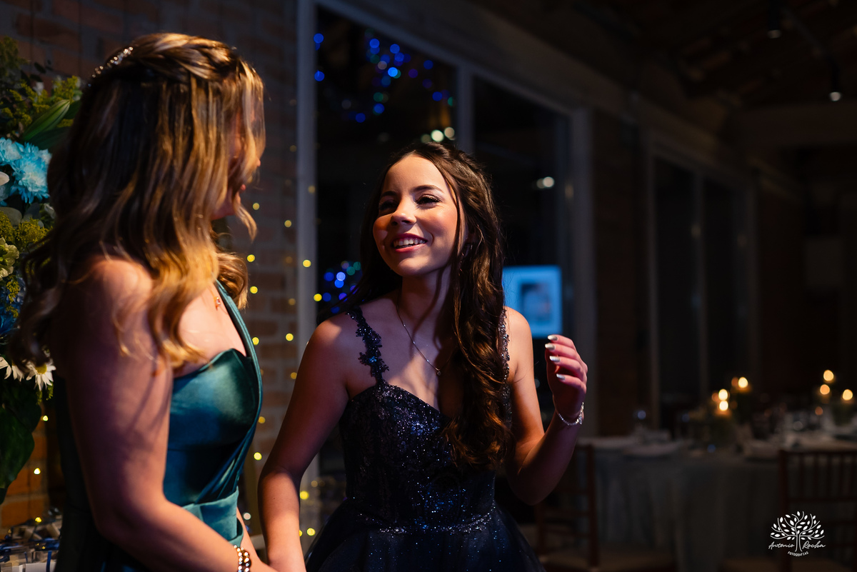 cliques 15 anos - festa de debutante - ensaio pré-festa - Quinta Dom Manuel - Essence Beauty - valsa com o pai - dança com as amigas - pista de dança - confetes coloridos - parabéns 15 anos - fotografia de debutante - Antonio Rocha Fotografias - Pelotas