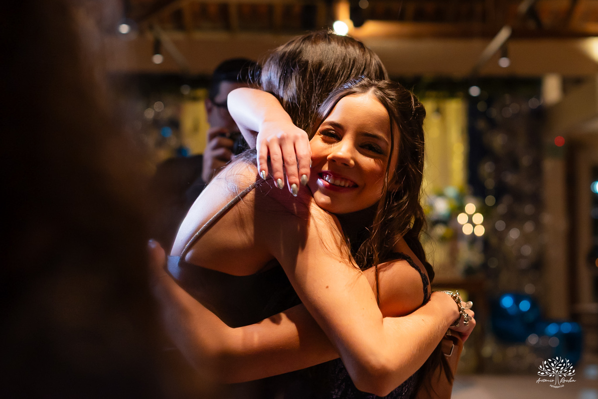 cliques 15 anos - festa de debutante - ensaio pré-festa - Quinta Dom Manuel - Essence Beauty - valsa com o pai - dança com as amigas - pista de dança - confetes coloridos - parabéns 15 anos - fotografia de debutante - Antonio Rocha Fotografias - Pelotas