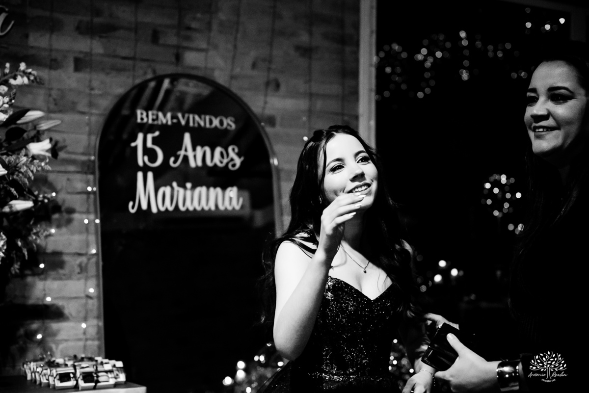 cliques 15 anos - festa de debutante - ensaio pré-festa - Quinta Dom Manuel - Essence Beauty - valsa com o pai - dança com as amigas - pista de dança - confetes coloridos - parabéns 15 anos - fotografia de debutante - Antonio Rocha Fotografias - Pelotas