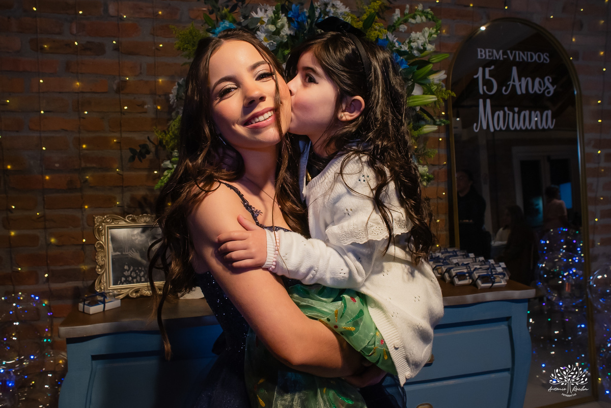 cliques 15 anos - festa de debutante - ensaio pré-festa - Quinta Dom Manuel - Essence Beauty - valsa com o pai - dança com as amigas - pista de dança - confetes coloridos - parabéns 15 anos - fotografia de debutante - Antonio Rocha Fotografias - Pelotas