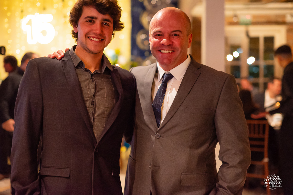 cliques 15 anos - festa de debutante - ensaio pré-festa - Quinta Dom Manuel - Essence Beauty - valsa com o pai - dança com as amigas - pista de dança - confetes coloridos - parabéns 15 anos - fotografia de debutante - Antonio Rocha Fotografias - Pelotas