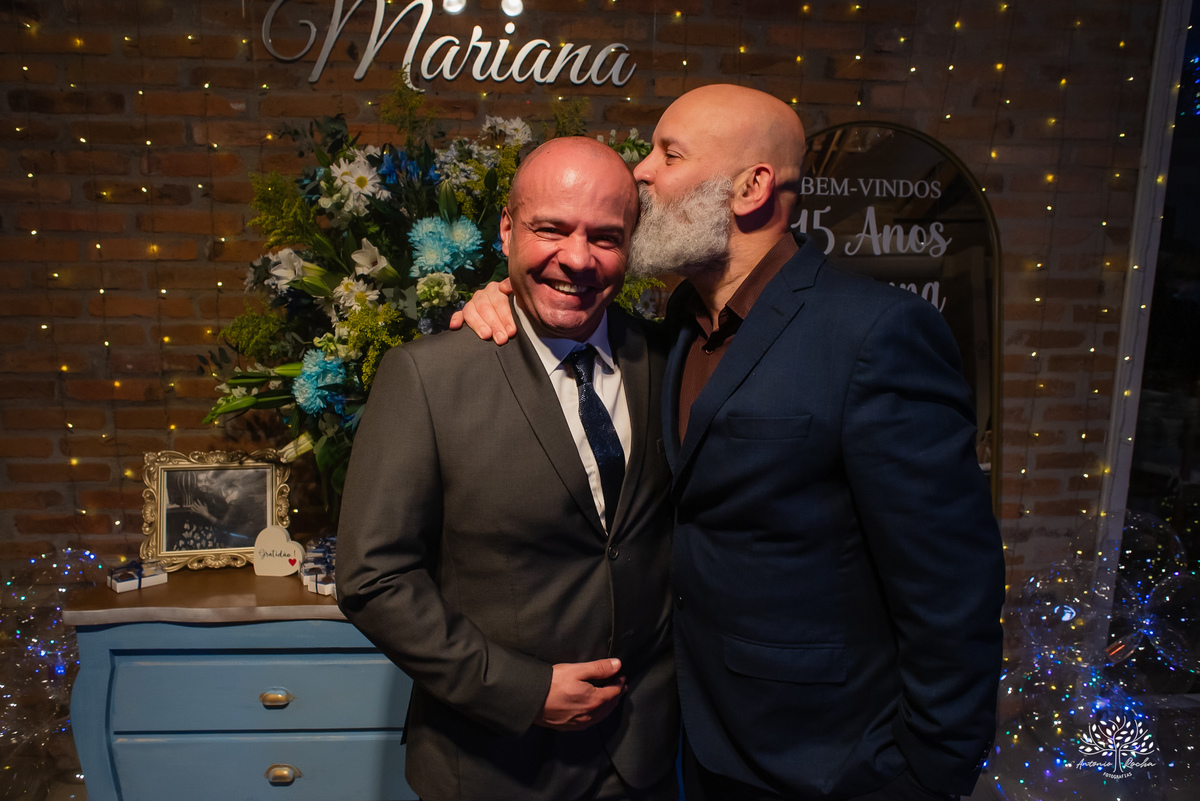 cliques 15 anos - festa de debutante - ensaio pré-festa - Quinta Dom Manuel - Essence Beauty - valsa com o pai - dança com as amigas - pista de dança - confetes coloridos - parabéns 15 anos - fotografia de debutante - Antonio Rocha Fotografias - Pelotas