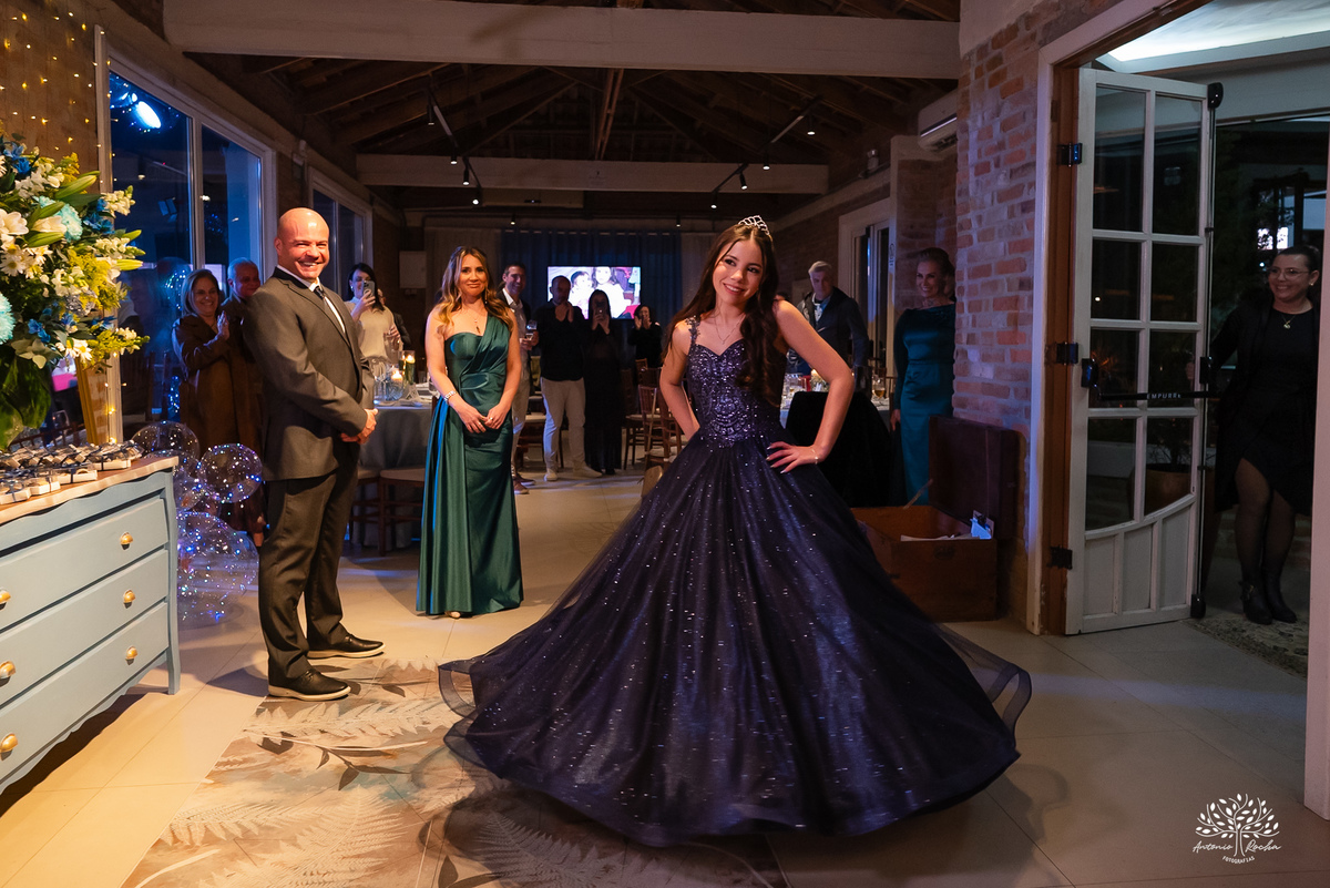 cliques 15 anos - festa de debutante - ensaio pré-festa - Quinta Dom Manuel - Essence Beauty - valsa com o pai - dança com as amigas - pista de dança - confetes coloridos - parabéns 15 anos - fotografia de debutante - Antonio Rocha Fotografias - Pelotas