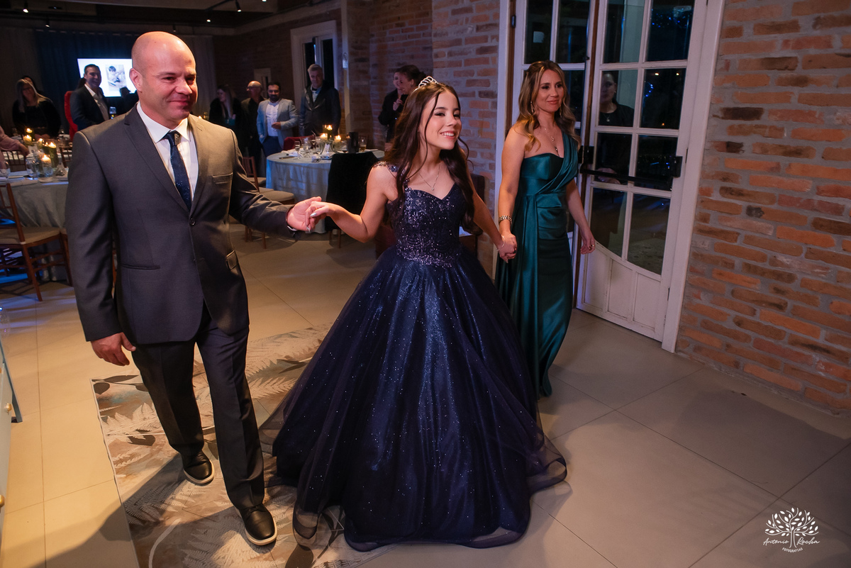 cliques 15 anos - festa de debutante - ensaio pré-festa - Quinta Dom Manuel - Essence Beauty - valsa com o pai - dança com as amigas - pista de dança - confetes coloridos - parabéns 15 anos - fotografia de debutante - Antonio Rocha Fotografias - Pelotas