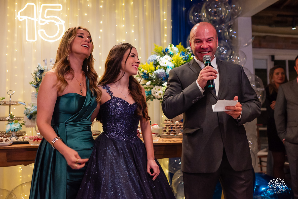 cliques 15 anos - festa de debutante - ensaio pré-festa - Quinta Dom Manuel - Essence Beauty - valsa com o pai - dança com as amigas - pista de dança - confetes coloridos - parabéns 15 anos - fotografia de debutante - Antonio Rocha Fotografias - Pelotas