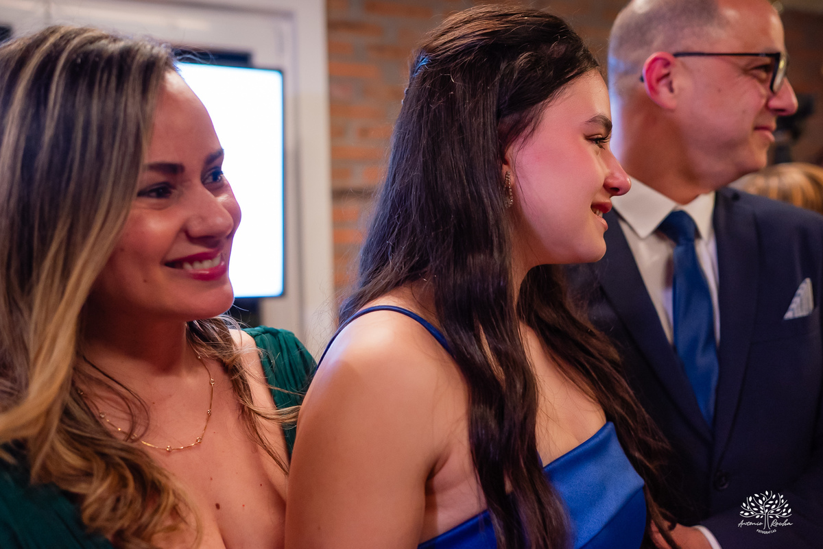 cliques 15 anos - festa de debutante - ensaio pré-festa - Quinta Dom Manuel - Essence Beauty - valsa com o pai - dança com as amigas - pista de dança - confetes coloridos - parabéns 15 anos - fotografia de debutante - Antonio Rocha Fotografias - Pelotas