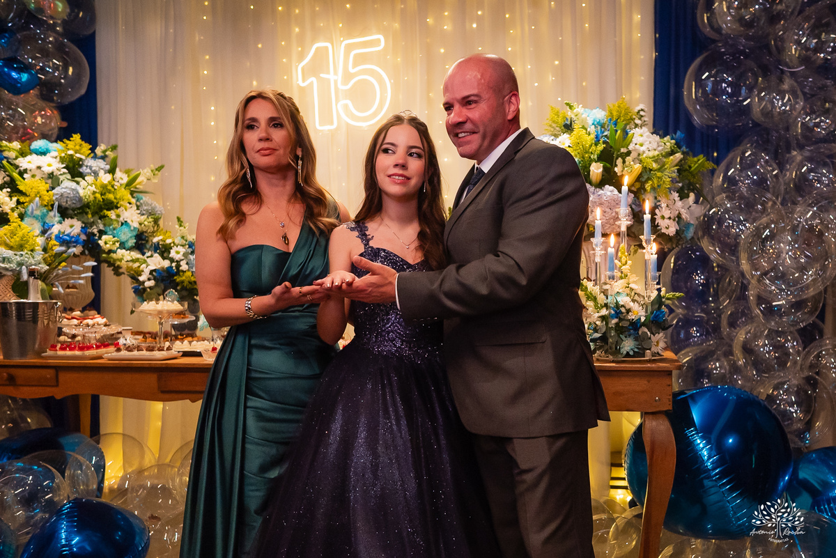 cliques 15 anos - festa de debutante - ensaio pré-festa - Quinta Dom Manuel - Essence Beauty - valsa com o pai - dança com as amigas - pista de dança - confetes coloridos - parabéns 15 anos - fotografia de debutante - Antonio Rocha Fotografias - Pelotas