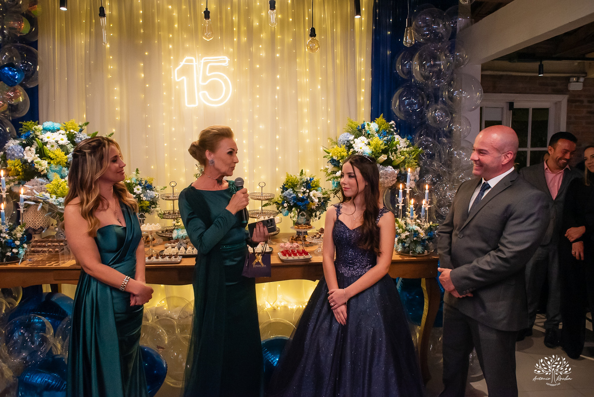 cliques 15 anos - festa de debutante - ensaio pré-festa - Quinta Dom Manuel - Essence Beauty - valsa com o pai - dança com as amigas - pista de dança - confetes coloridos - parabéns 15 anos - fotografia de debutante - Antonio Rocha Fotografias - Pelotas