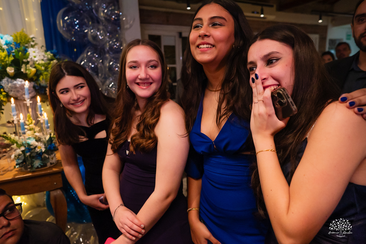 cliques 15 anos - festa de debutante - ensaio pré-festa - Quinta Dom Manuel - Essence Beauty - valsa com o pai - dança com as amigas - pista de dança - confetes coloridos - parabéns 15 anos - fotografia de debutante - Antonio Rocha Fotografias - Pelotas