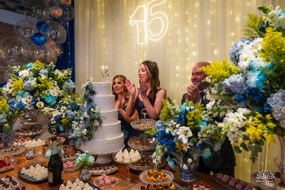 cliques 15 anos - festa de debutante - ensaio pré-festa - Quinta Dom Manuel - Essence Beauty - valsa com o pai - dança com as amigas - pista de dança - confetes coloridos - parabéns 15 anos - fotografia de debutante - Antonio Rocha Fotografias - Pelotas