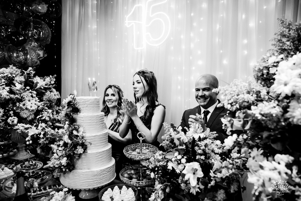 cliques 15 anos - festa de debutante - ensaio pré-festa - Quinta Dom Manuel - Essence Beauty - valsa com o pai - dança com as amigas - pista de dança - confetes coloridos - parabéns 15 anos - fotografia de debutante - Antonio Rocha Fotografias - Pelotas