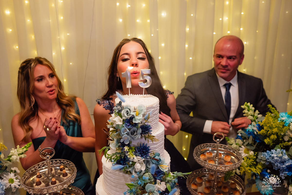 cliques 15 anos - festa de debutante - ensaio pré-festa - Quinta Dom Manuel - Essence Beauty - valsa com o pai - dança com as amigas - pista de dança - confetes coloridos - parabéns 15 anos - fotografia de debutante - Antonio Rocha Fotografias - Pelotas