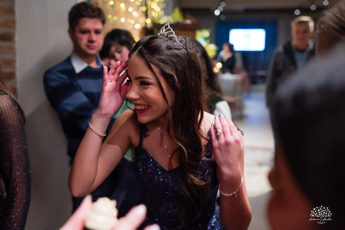 cliques 15 anos - festa de debutante - ensaio pré-festa - Quinta Dom Manuel - Essence Beauty - valsa com o pai - dança com as amigas - pista de dança - confetes coloridos - parabéns 15 anos - fotografia de debutante - Antonio Rocha Fotografias - Pelotas