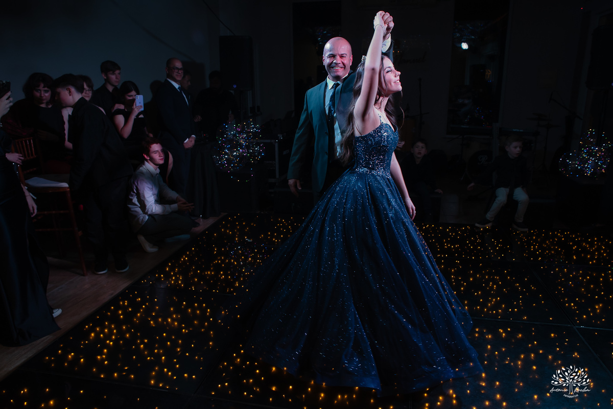 cliques 15 anos - festa de debutante - ensaio pré-festa - Quinta Dom Manuel - Essence Beauty - valsa com o pai - dança com as amigas - pista de dança - confetes coloridos - parabéns 15 anos - fotografia de debutante - Antonio Rocha Fotografias - Pelotas