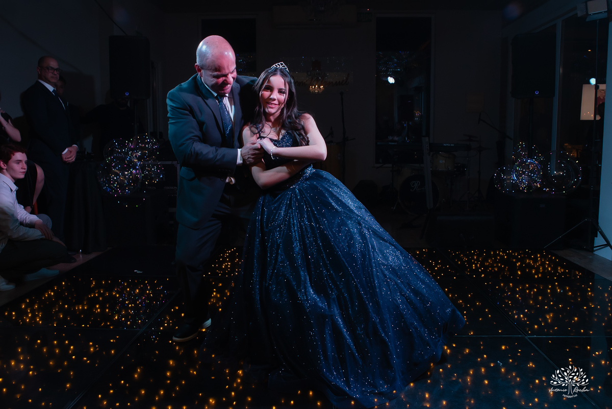 cliques 15 anos - festa de debutante - ensaio pré-festa - Quinta Dom Manuel - Essence Beauty - valsa com o pai - dança com as amigas - pista de dança - confetes coloridos - parabéns 15 anos - fotografia de debutante - Antonio Rocha Fotografias - Pelotas