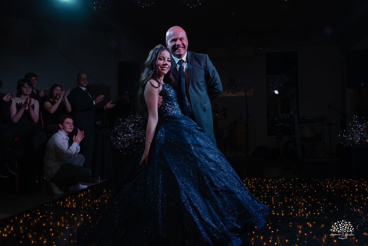 cliques 15 anos - festa de debutante - ensaio pré-festa - Quinta Dom Manuel - Essence Beauty - valsa com o pai - dança com as amigas - pista de dança - confetes coloridos - parabéns 15 anos - fotografia de debutante - Antonio Rocha Fotografias - Pelotas