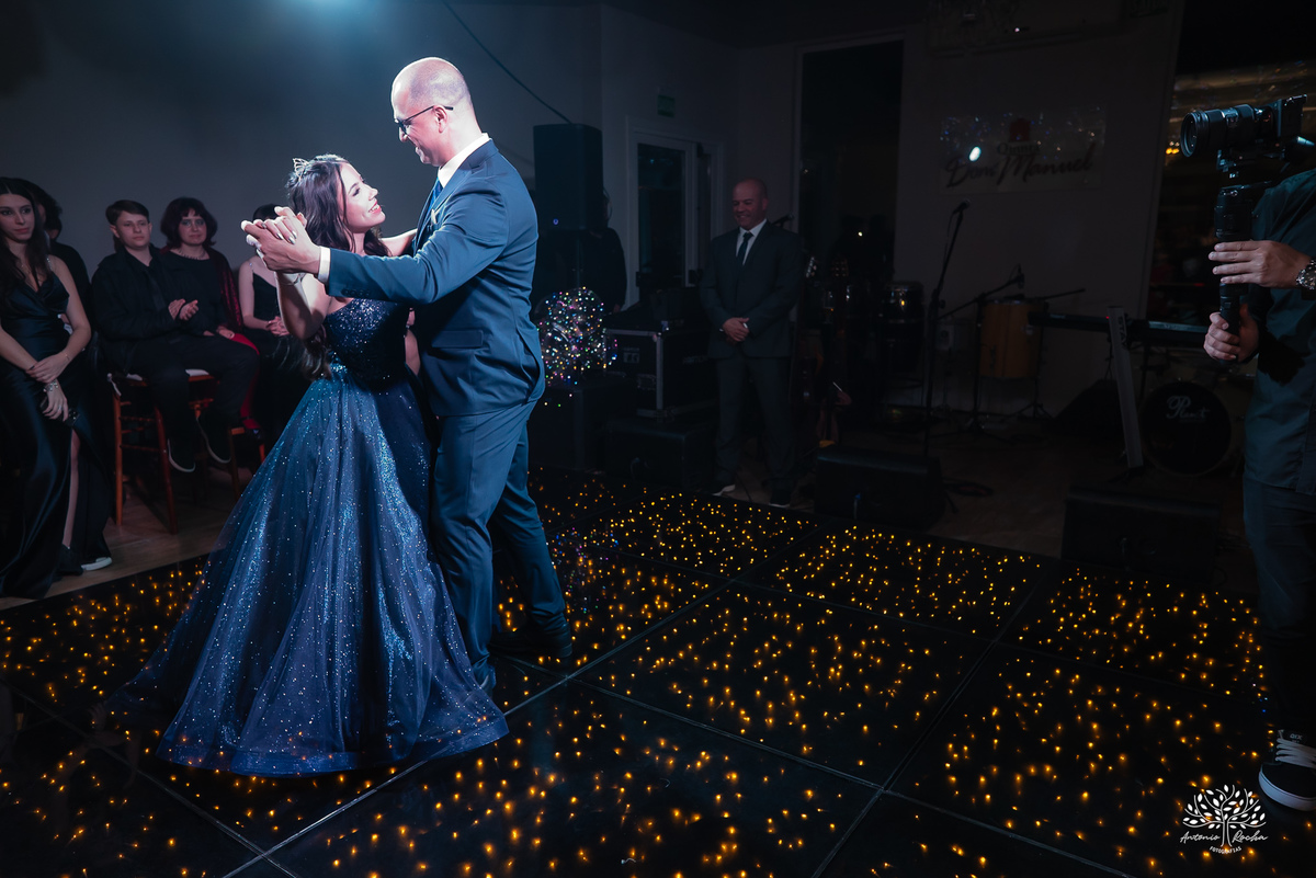 cliques 15 anos - festa de debutante - ensaio pré-festa - Quinta Dom Manuel - Essence Beauty - valsa com o pai - dança com as amigas - pista de dança - confetes coloridos - parabéns 15 anos - fotografia de debutante - Antonio Rocha Fotografias - Pelotas