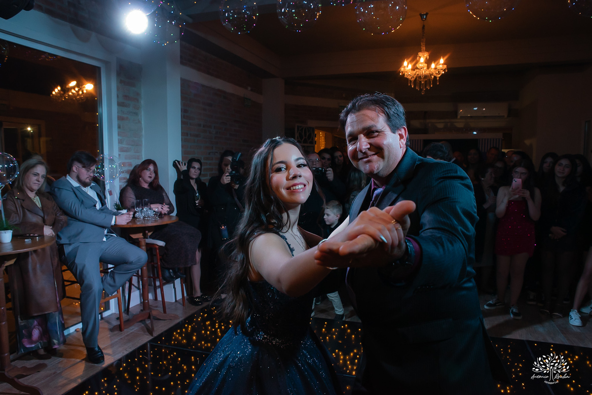 cliques 15 anos - festa de debutante - ensaio pré-festa - Quinta Dom Manuel - Essence Beauty - valsa com o pai - dança com as amigas - pista de dança - confetes coloridos - parabéns 15 anos - fotografia de debutante - Antonio Rocha Fotografias - Pelotas