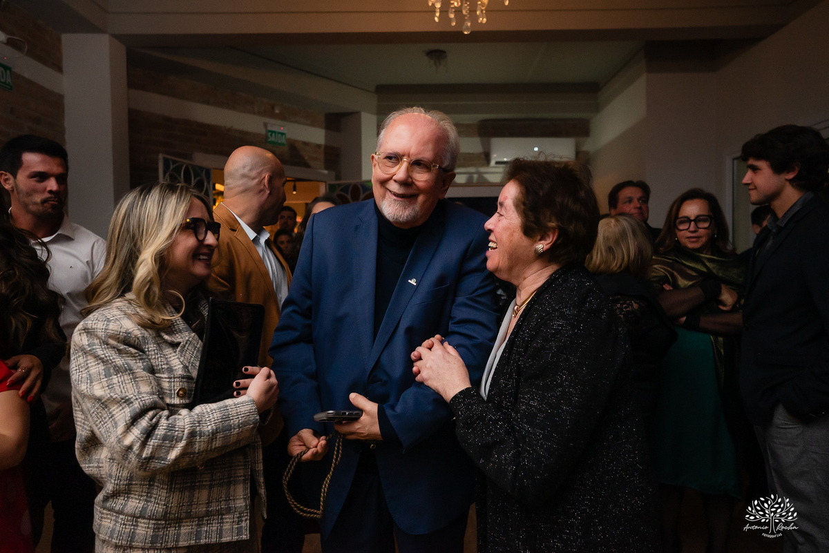 cliques 15 anos - festa de debutante - ensaio pré-festa - Quinta Dom Manuel - Essence Beauty - valsa com o pai - dança com as amigas - pista de dança - confetes coloridos - parabéns 15 anos - fotografia de debutante - Antonio Rocha Fotografias - Pelotas
