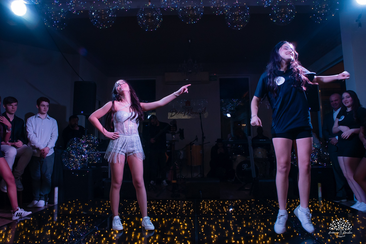 cliques 15 anos - festa de debutante - ensaio pré-festa - Quinta Dom Manuel - Essence Beauty - valsa com o pai - dança com as amigas - pista de dança - confetes coloridos - parabéns 15 anos - fotografia de debutante - Antonio Rocha Fotografias - Pelotas