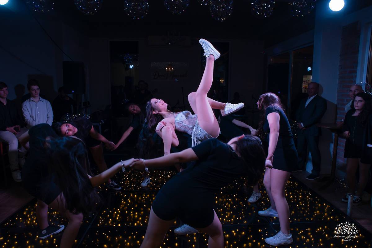 cliques 15 anos - festa de debutante - ensaio pré-festa - Quinta Dom Manuel - Essence Beauty - valsa com o pai - dança com as amigas - pista de dança - confetes coloridos - parabéns 15 anos - fotografia de debutante - Antonio Rocha Fotografias - Pelotas