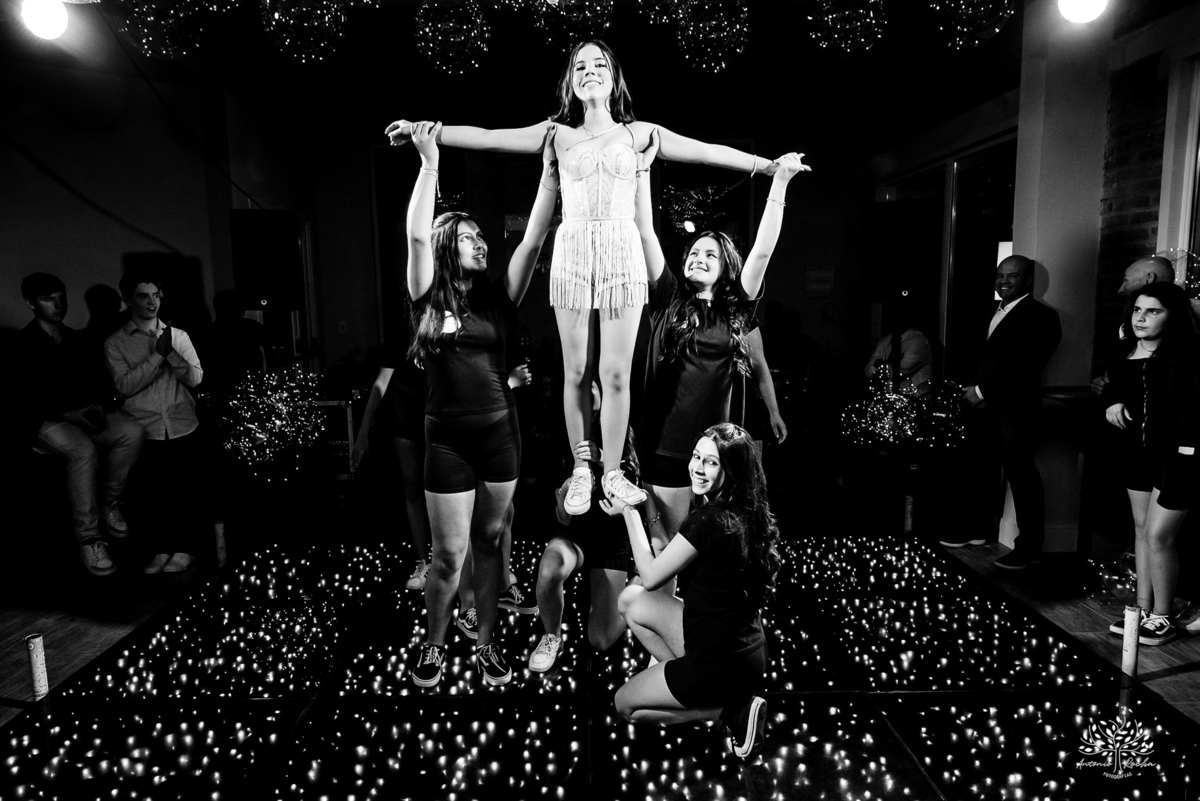 cliques 15 anos - festa de debutante - ensaio pré-festa - Quinta Dom Manuel - Essence Beauty - valsa com o pai - dança com as amigas - pista de dança - confetes coloridos - parabéns 15 anos - fotografia de debutante - Antonio Rocha Fotografias - Pelotas