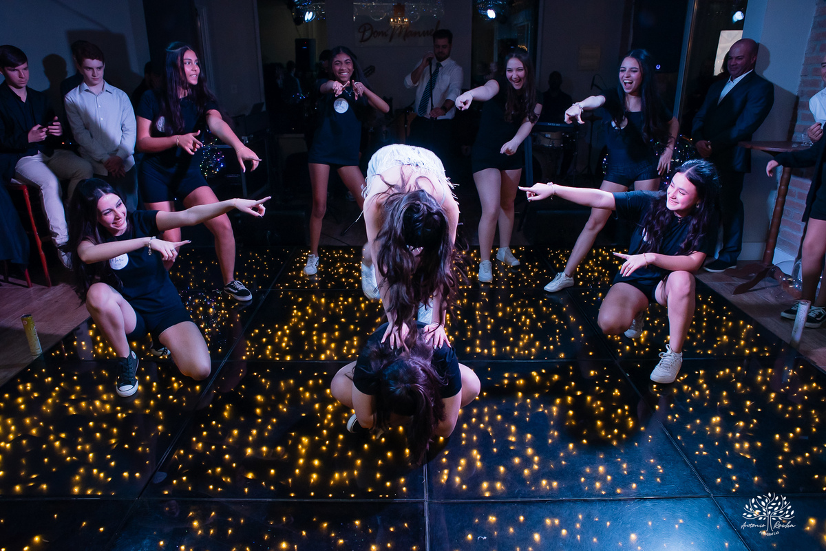 cliques 15 anos - festa de debutante - ensaio pré-festa - Quinta Dom Manuel - Essence Beauty - valsa com o pai - dança com as amigas - pista de dança - confetes coloridos - parabéns 15 anos - fotografia de debutante - Antonio Rocha Fotografias - Pelotas